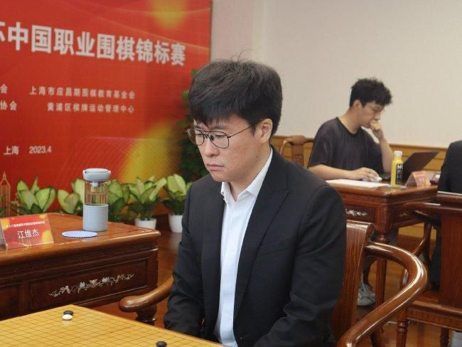 在楼梯上和少妇做爰视频